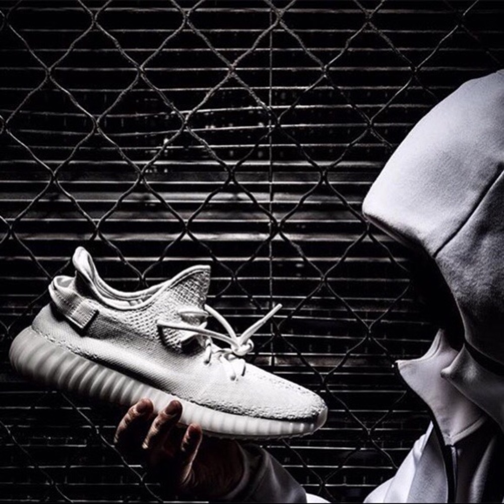 YEEZY Boost 350 V2 Triple White Adidas Sneakers - Picture 17 of 17